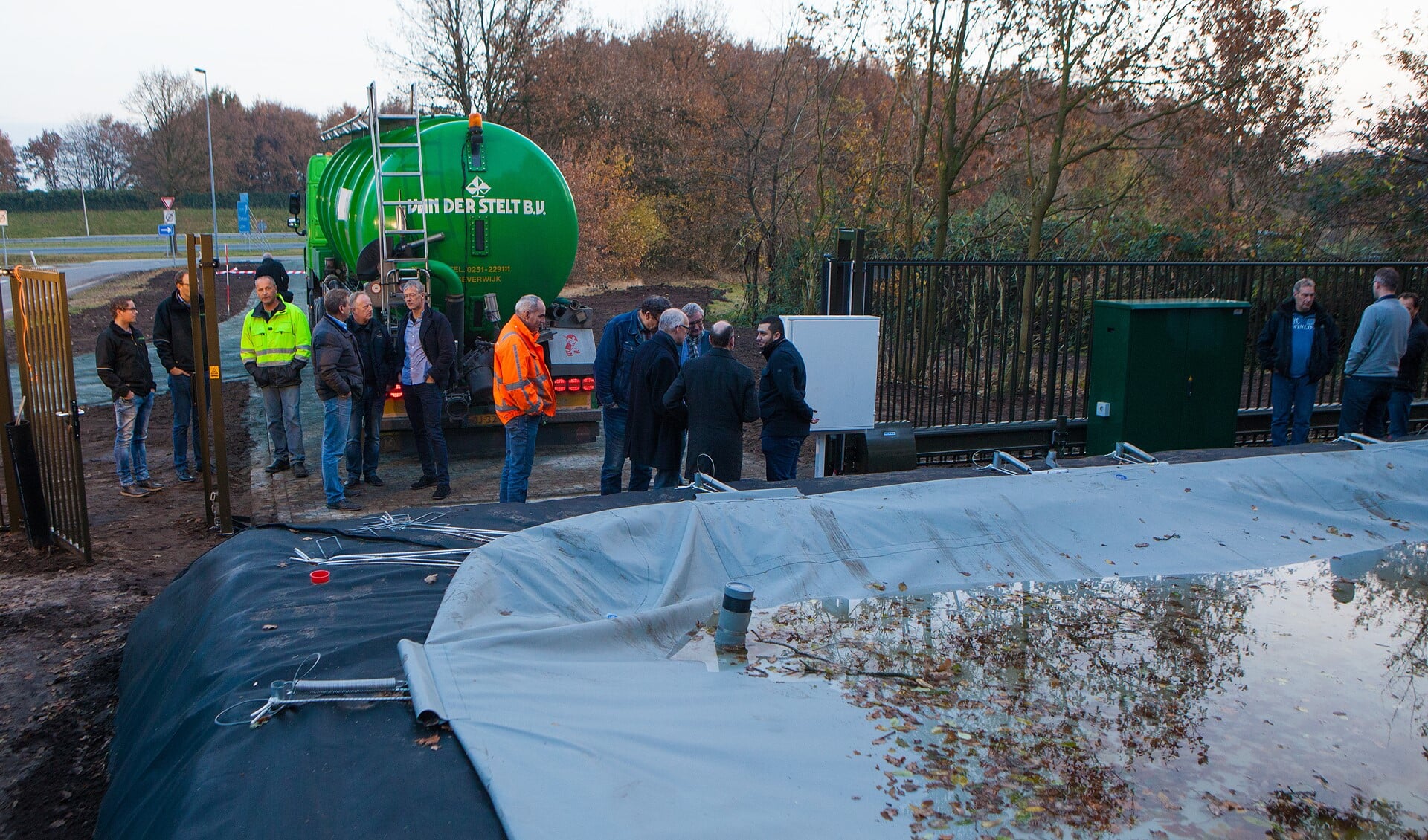 De groene transportwagens zullen binnenkort niet meer door de dorpen rijden met slib.