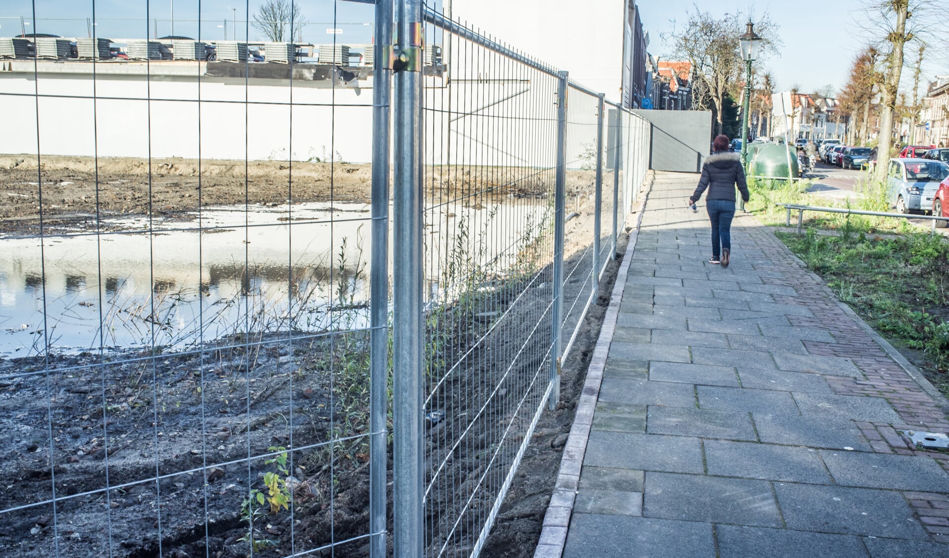 Nieuw en steviger hek rond modderpoel. 