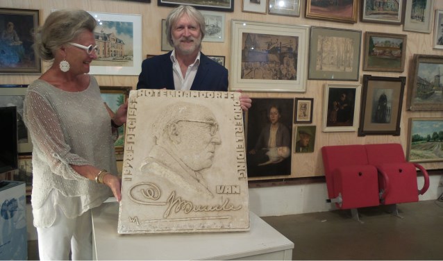 Antoinetty van den Brink met Eric Branger in de Lindenhoeve, de thuishaven van de Historische Kring Laren.