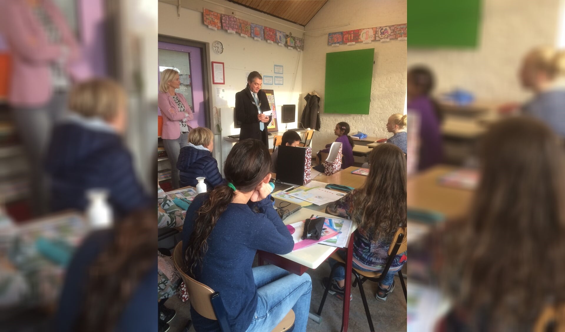 Burgemeester Boog vertelt in de klas over hoe leuk het is om kinderburgemeester van Diemen te zijn.