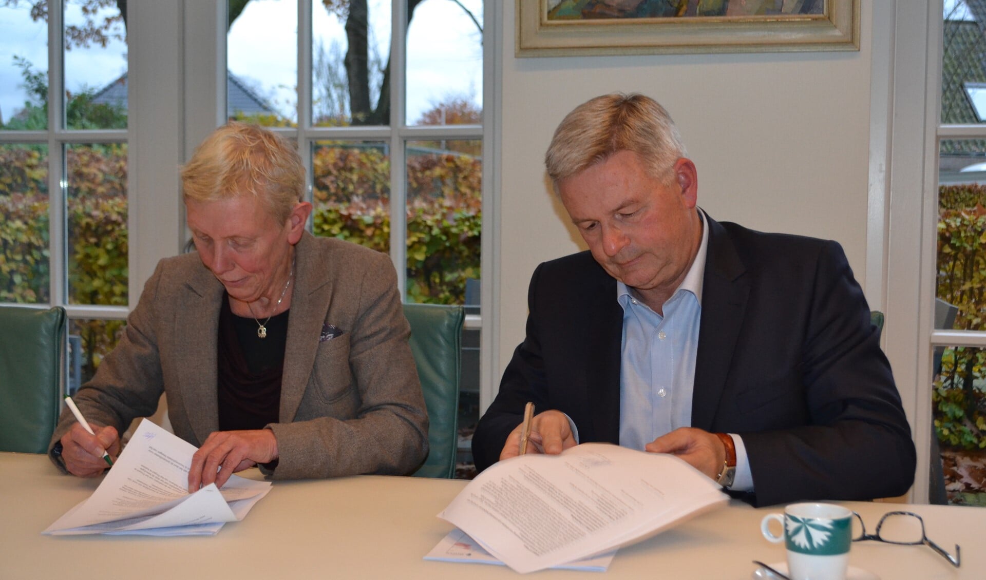 De handtekeningen worden gezet door wethouder Liesbeth Boersen en Age de Vries van Ter Steege Bouw.
