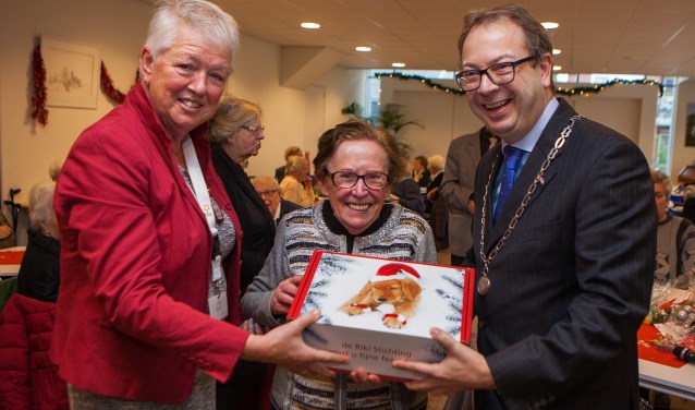 Burgemeester Roland van Benthem mocht het eerste kerstpakket uitreiken.