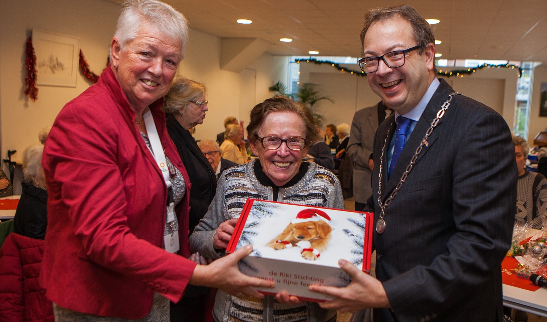 Burgemeester Roland van Benthem mocht het eerste kerstpakket uitreiken.