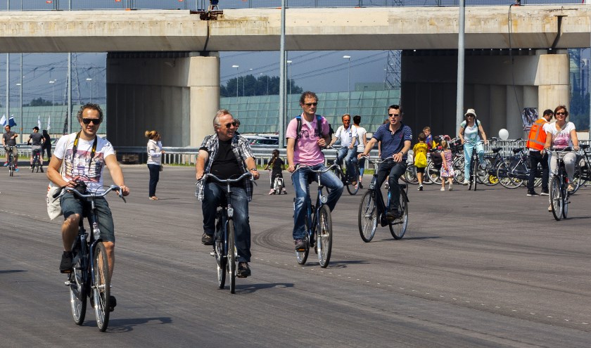 Fietsen op de A1. Foto: Bastiaan Miché