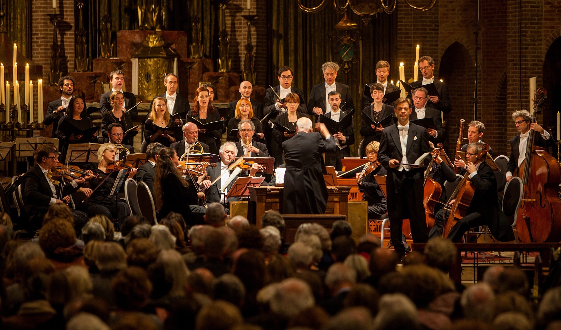 Het Amsterdam Baroque Orchestra en Choir onder leiding van Ton Koopmans. Staand vooraan tenor Tilman Lichdi.
