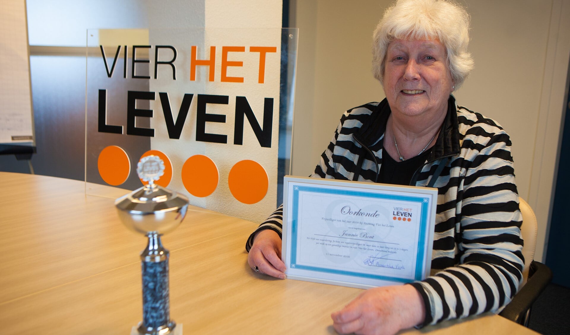 Een beker en een oorkonde voor vrijwilliger van het jaar Jannie Bout van Stichting Vier het Leven.