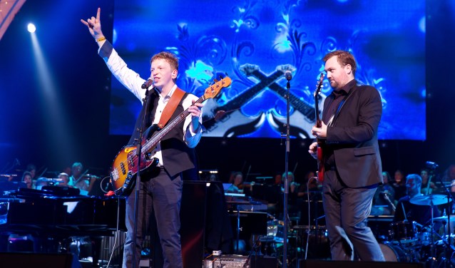 Tobias staat samen met Tim Knol op het podium.