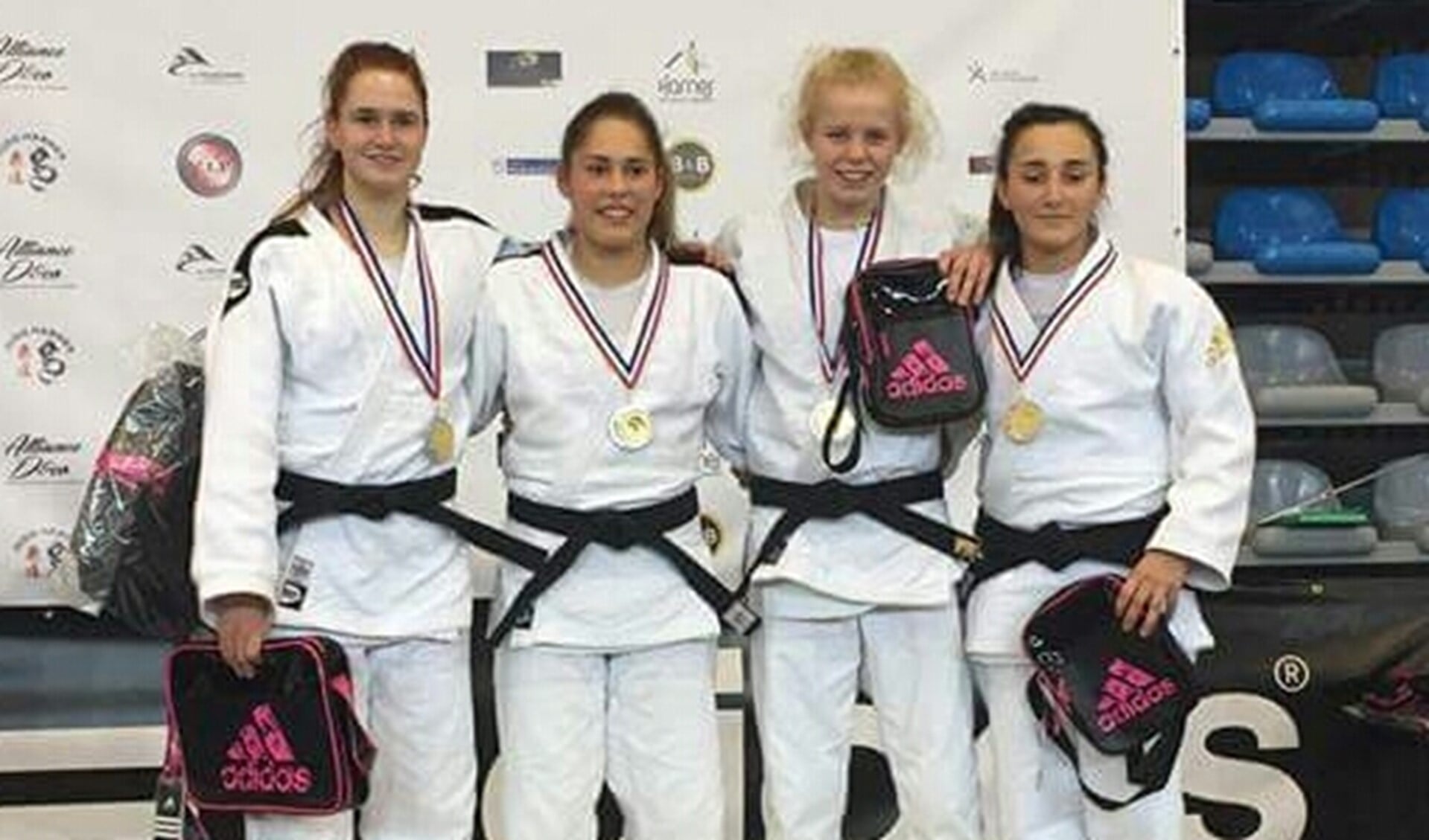 Nadiah (tweede van rechts) pakte dit weekeinde brons op een internationaal toernooi.