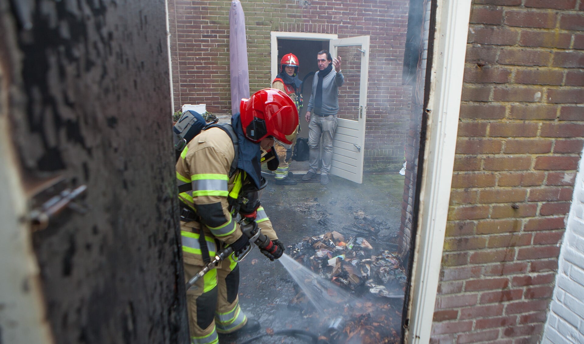 De brandweer voorkwam erger door snel in te grijpen bij een brand in een stapel bladeren.