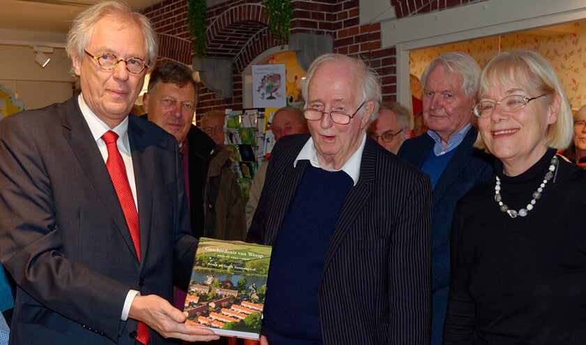 Aukje en Gjalt Zondergeld overhandigen burgemeester Van Bochove het derde deel van de Weesper Geschiedenis