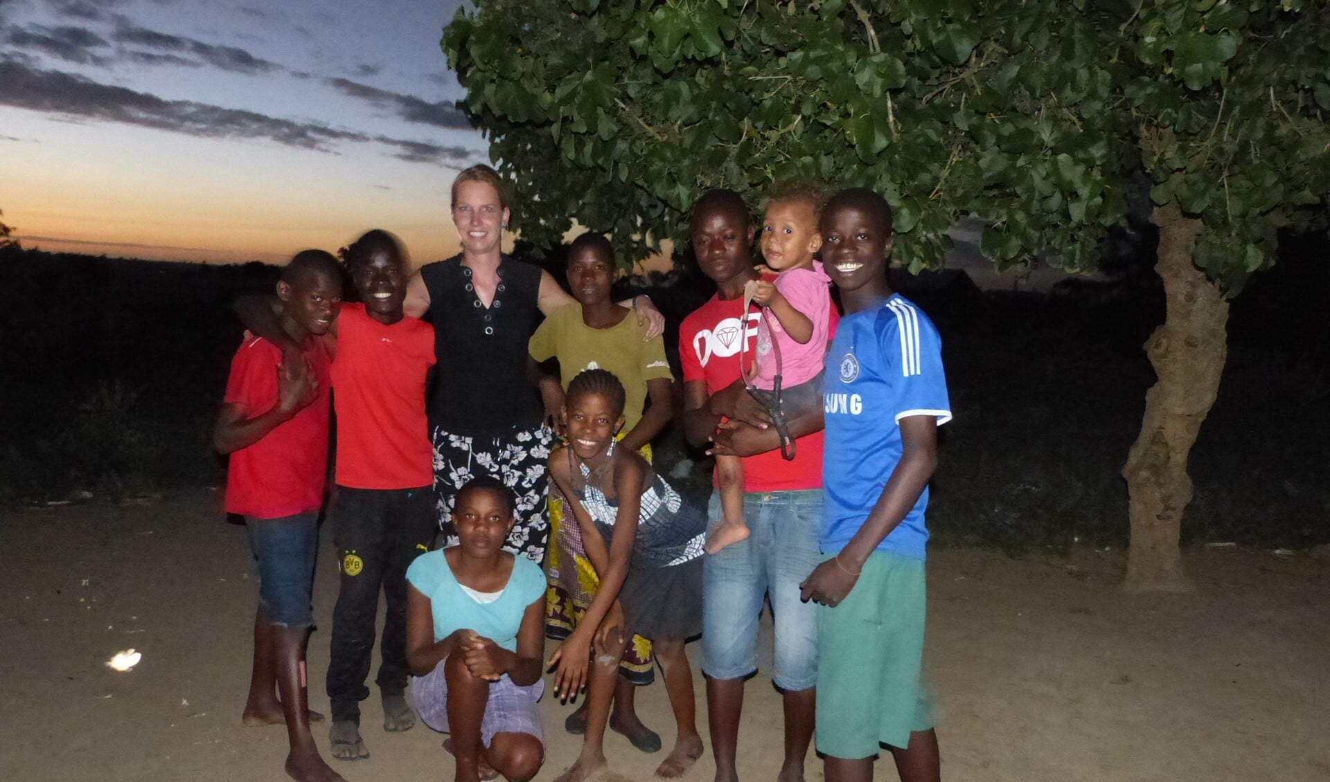 Marleen van Overbeek, Mbeyu (lichtblauw shirt) en andere kinderen.