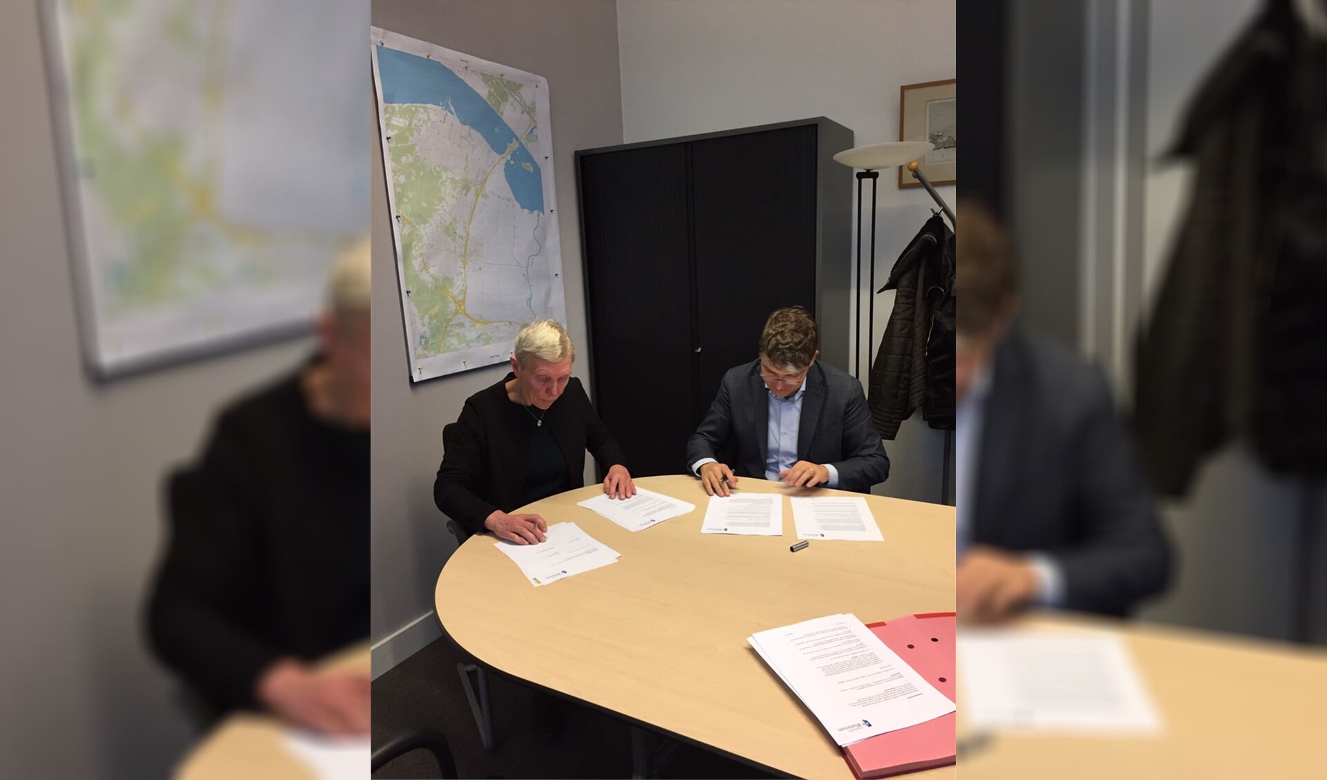 Wethouder Liesbeth Boersen en Bart Douw ondertekenen de gemaakte afspraken.