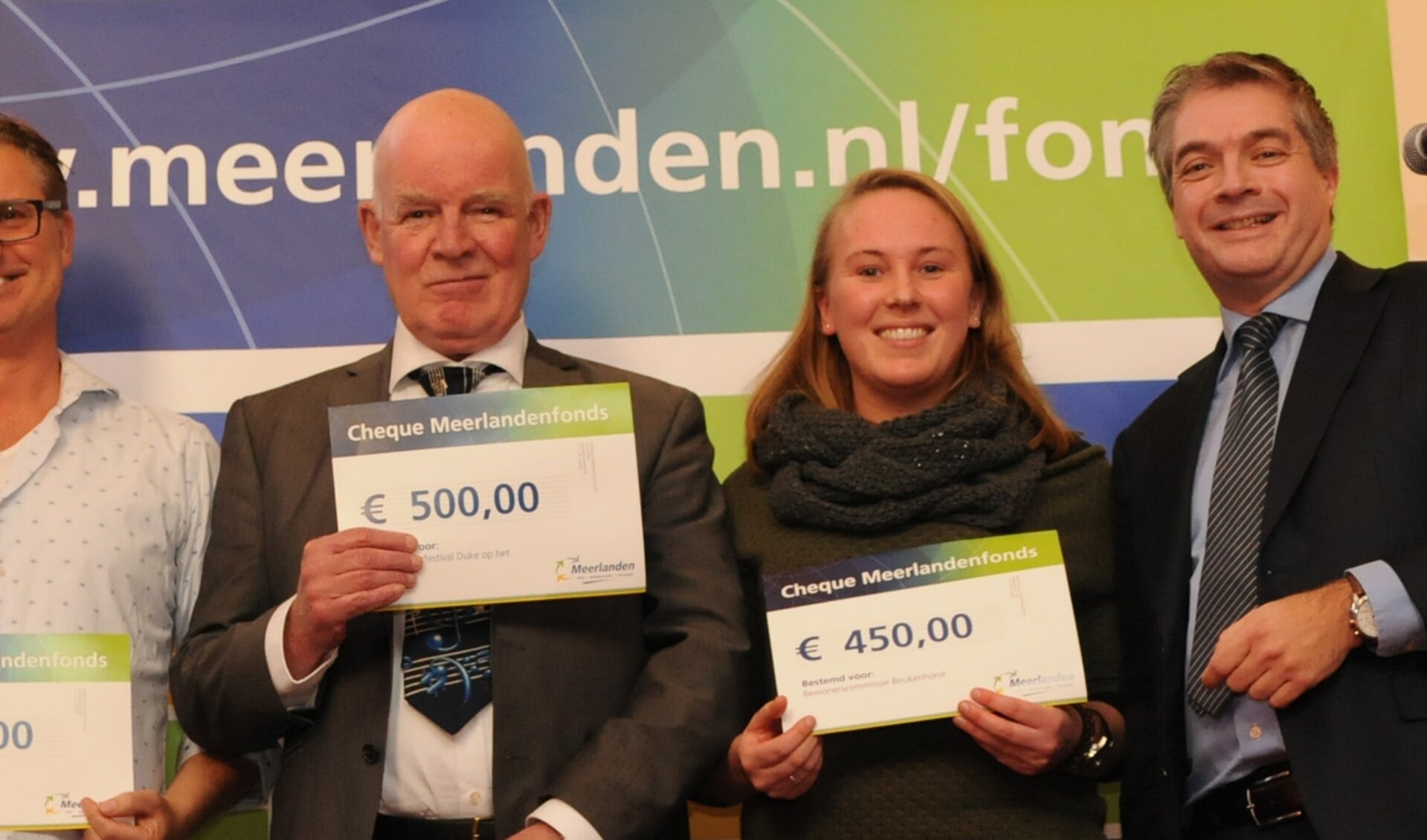 Burgemeester Erik Boog reikte in Hoofddorp de cheques uit aan de Diemense winnaars. Foto: Rob Essenberg (Meerlanden)