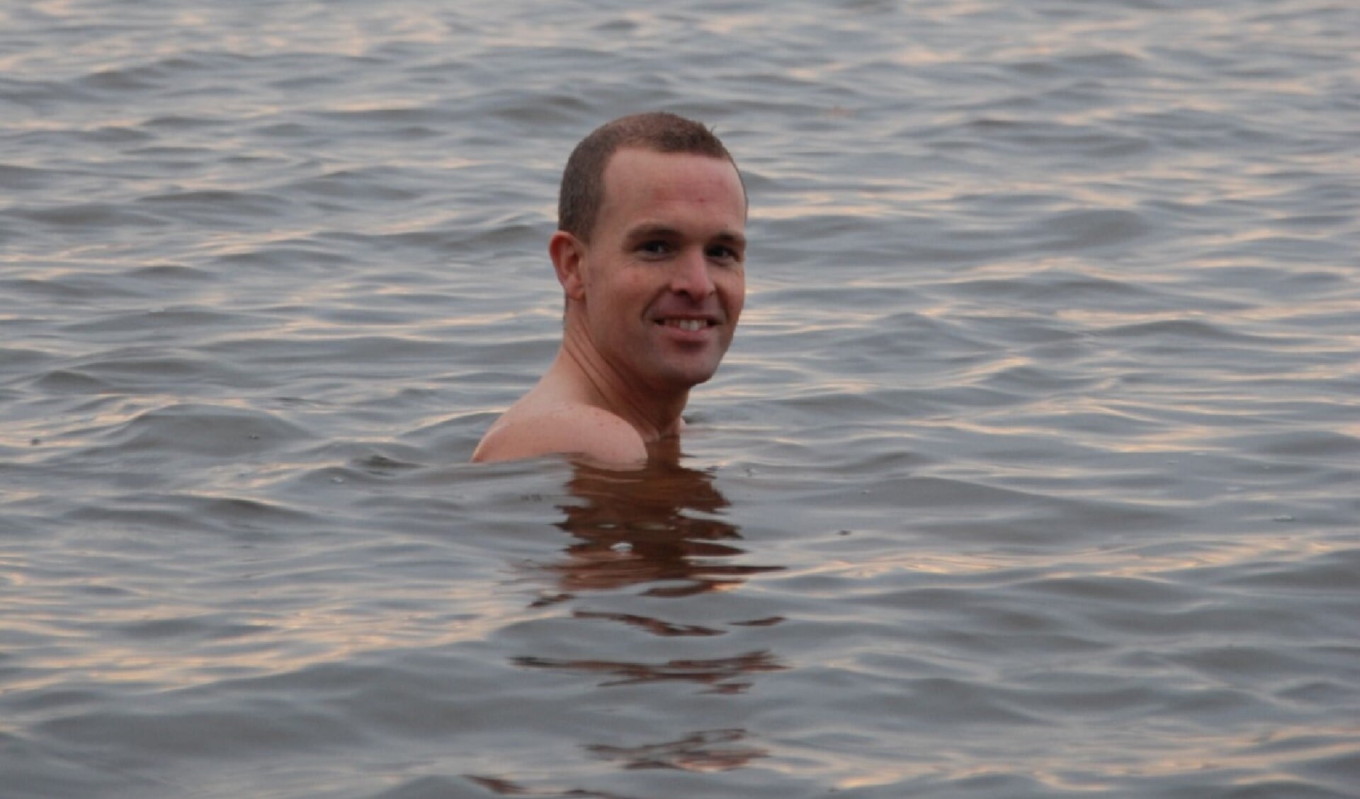 Jesper van den Berge 'dipt' in het ijskoude water als onderdeel van zijn training voor het evenement Ice4Life.