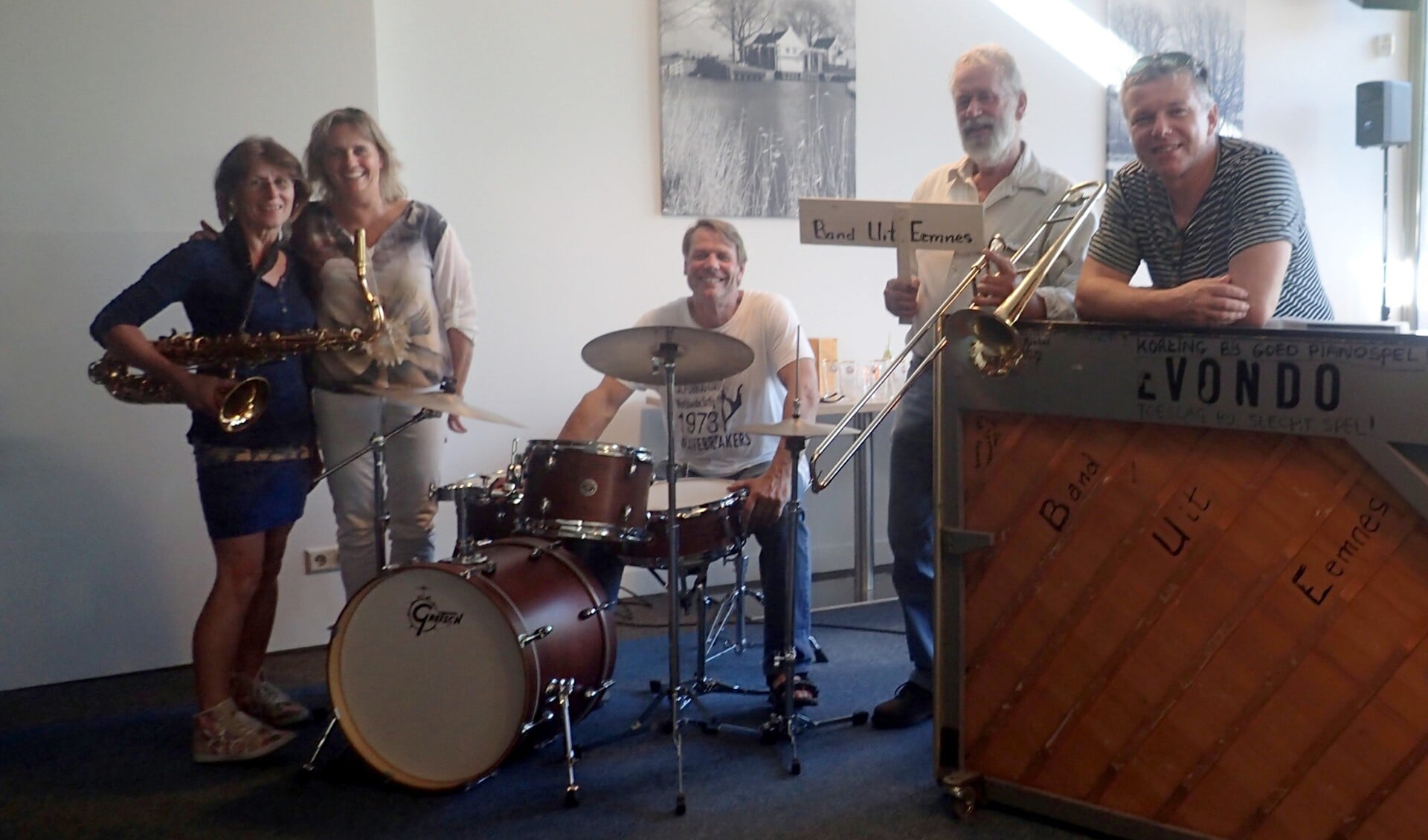 Band Uit Eemnes, BUE, verzorgt de muziek tijdens het Rondje Cultuur.