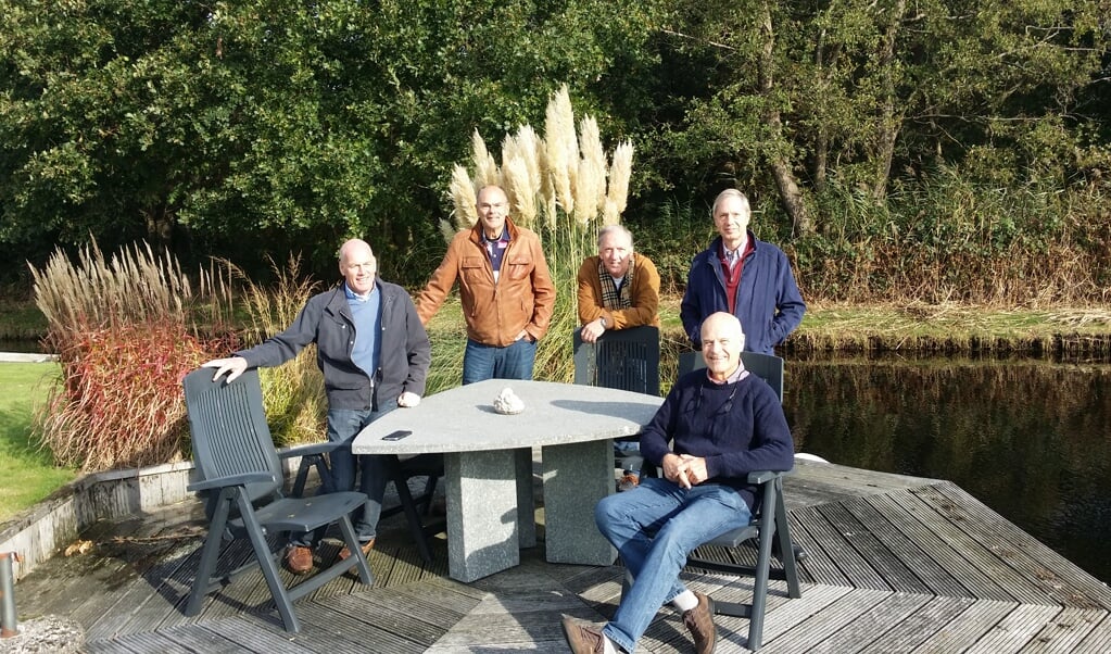 De kerngroep van Wijdemeren2020: van links naar rechts David Pos, Ab Krook, Frank Senteur,  Friso van Voorthuizen en Egbert Lambers (zittend). Foto: Wijdemeren2020