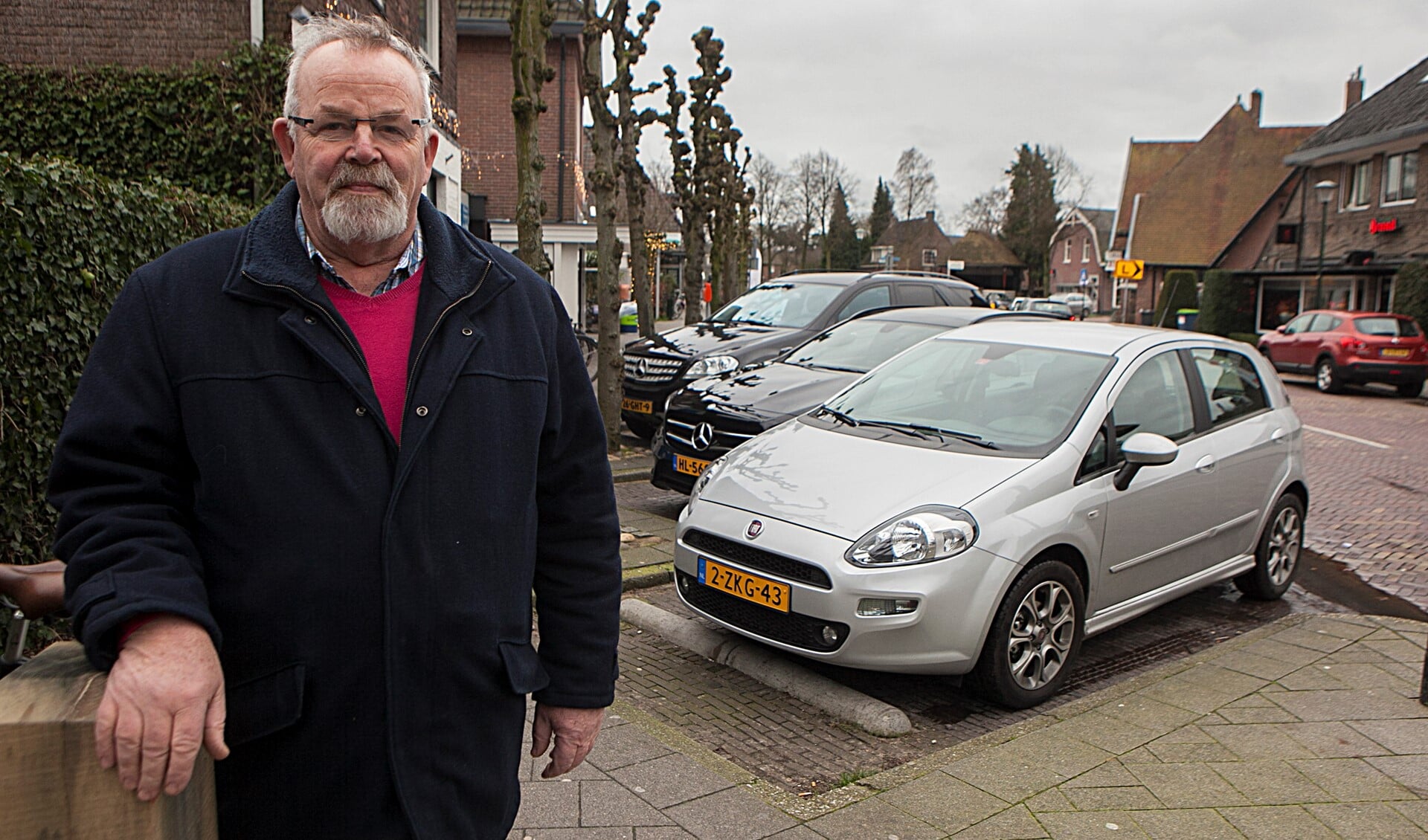 Oud-politieman Maarten van Weel vindt de blauwe zone verkeerd, omdat er geen parkeerprobleem is in het dorp, wel een gedragsprobleem.