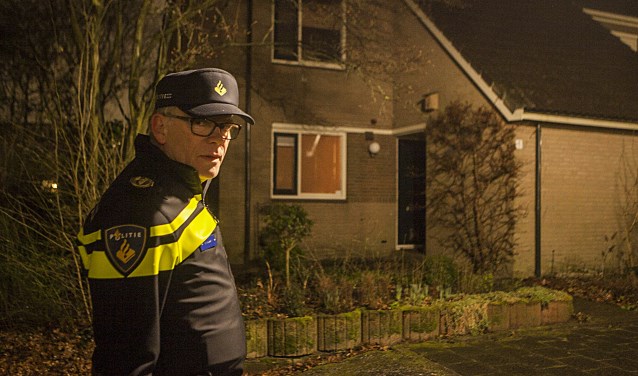 Wijkagent Menno Mulder bij een donkere hoekwoning tijdens zijn ronde door de wijk. Hier kunnen inbrekers zo binnen en snel weer weg zijn met de buit.