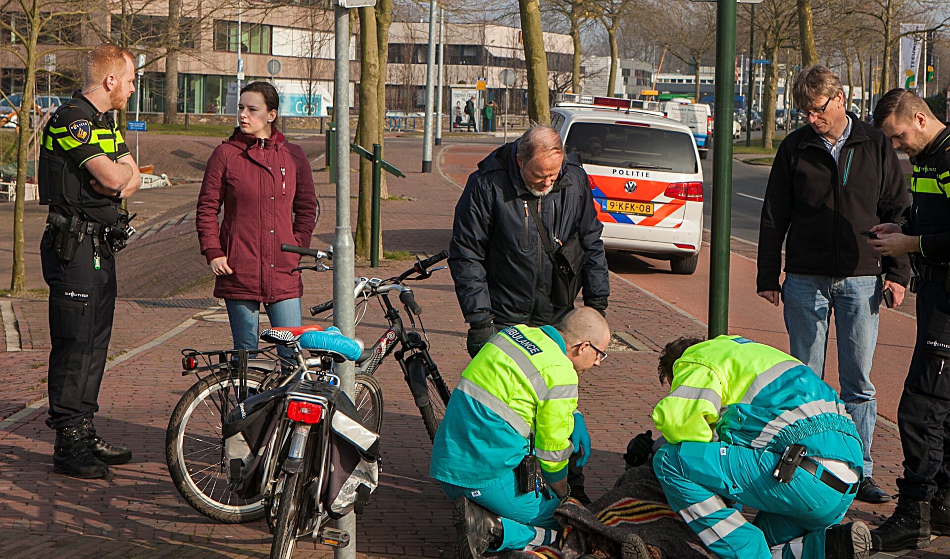 Annieke Dohmen (rode jas) praat met agent Rick. Ze mocht vorige week vrijdag een dienst met de politie meedraaien. 