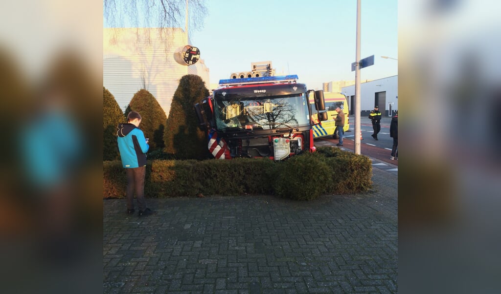 Schade aan Weesper brandweerauto is groot. Foto's: Jelle Stoop