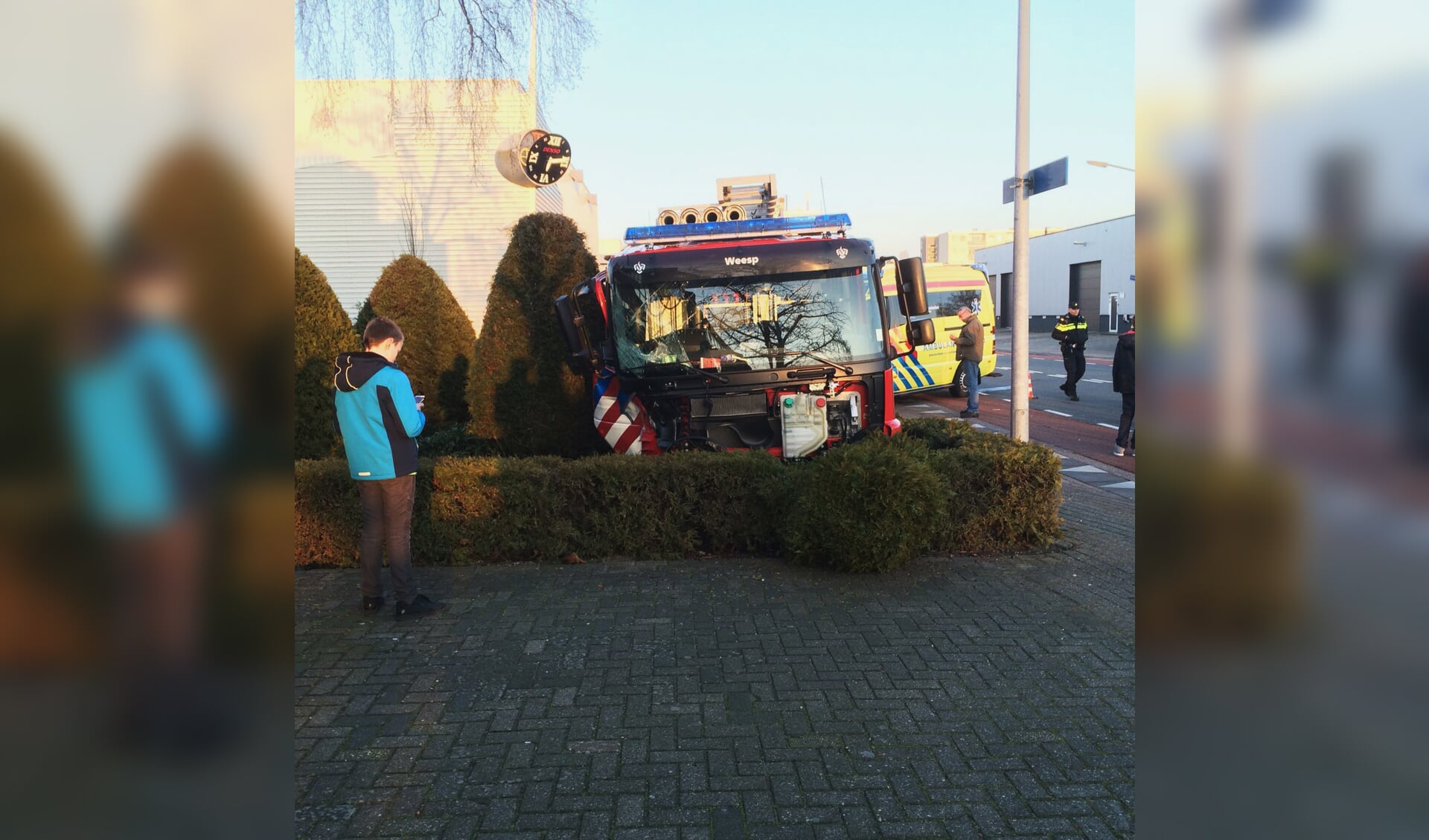 Schade aan Weesper brandweerauto is groot. Foto's: Jelle Stoop