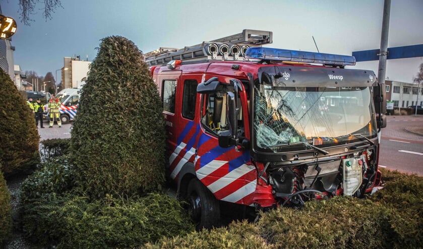 Tankautospuit is zwaar gehavend.