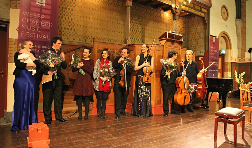 Navarra String Quartet en friends nemen dankbaar het applaus in ontvangst.