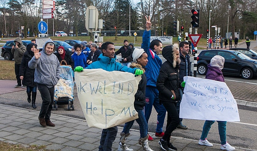 Op 7 maart werd er geprotesteerd door de vluchtelingen, omdat het lang zou duren voordat ze zouden horen of ze in Nederland mochten blijven.