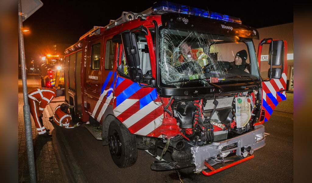 De brandweerwagen van Weesp na het ongeluk.