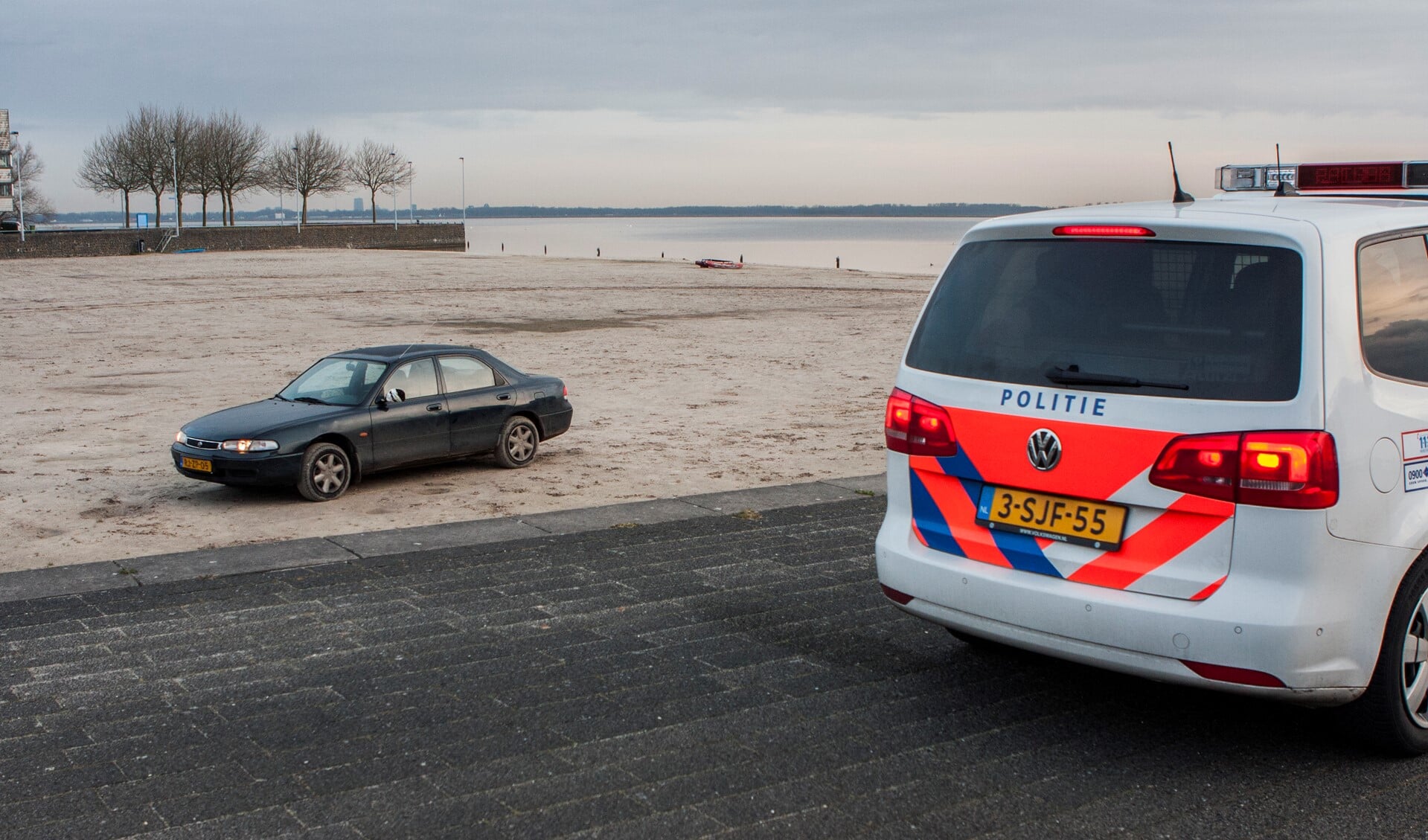 De verdachten reden zichzelf klem op het strand bij de Gooimeerpromenade. (foto's: Bastiaan Miché)
