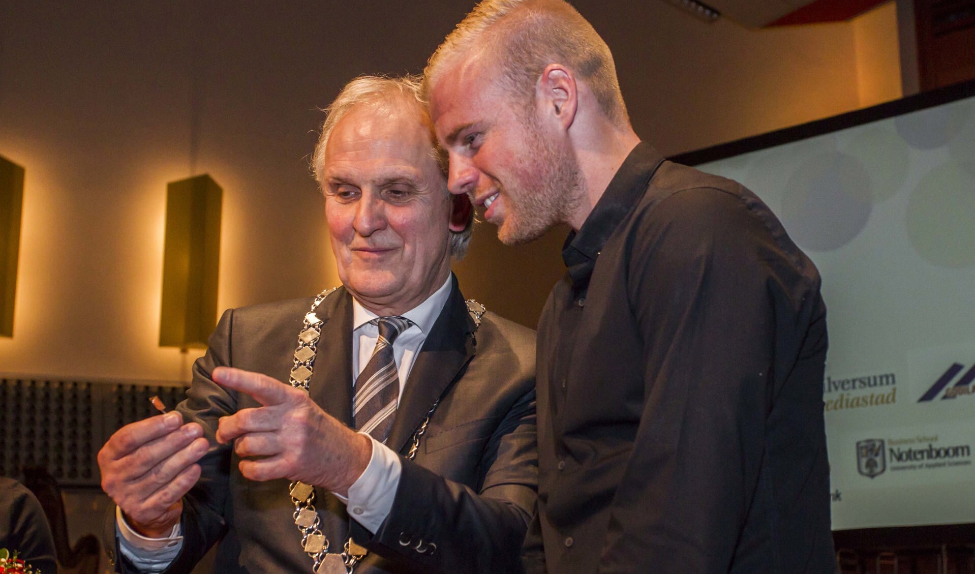 Davy Klaassen ontving in januari de gemeentespeld van burgemeester Broertjes. Foto: Bastiaan Miché