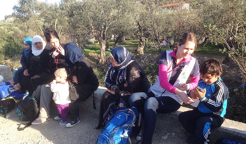 Marjan en Suzanne met net aangekomen vluchtelingen op Lesbos
