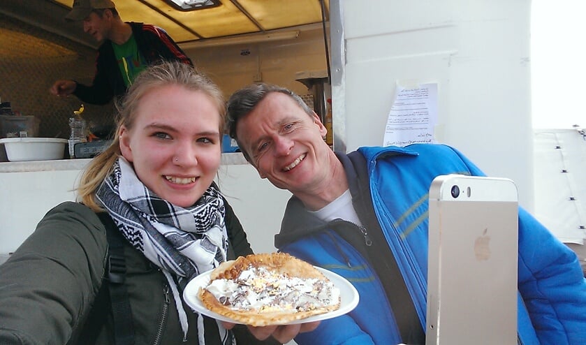 Samen met een andere Nederlandse vrijwilliger deelde Dekker gratis pannenkoeken uit in de Jungle.