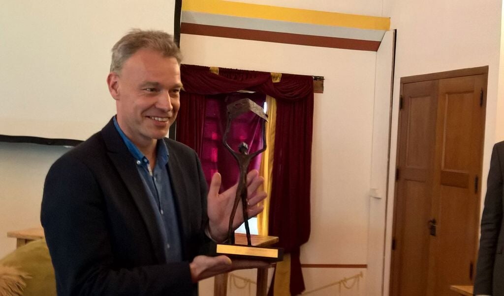 Hoofdredacteur André Verheul met zijn derde prijs voor de Nieuwsbladjournalistiek. 