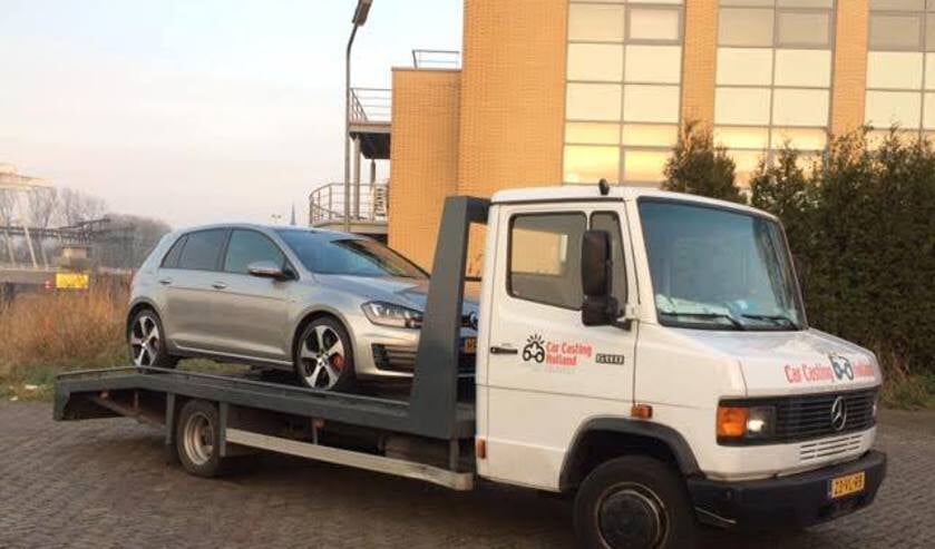 De vrachtwagen met daarop de Golf.