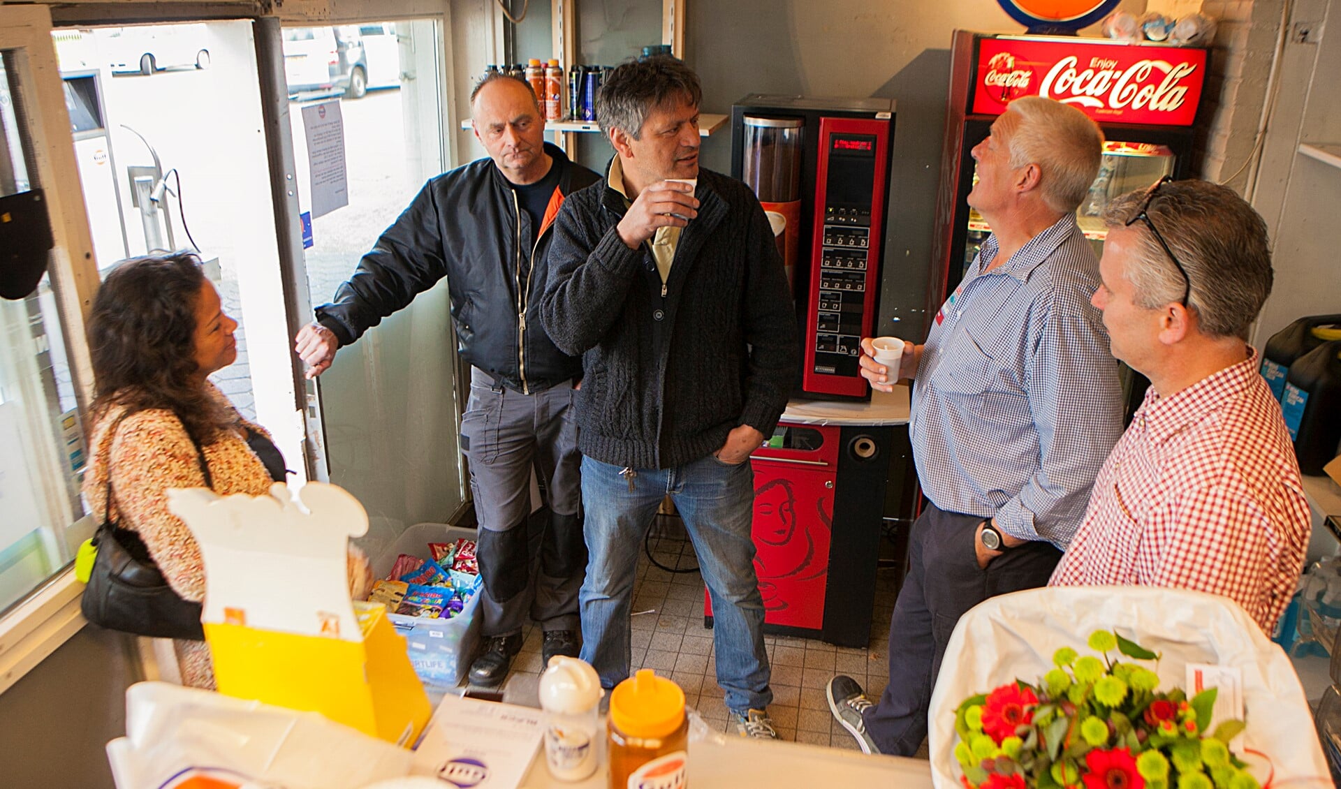 Davis Krijnen (midden) drinkt nog één keer koffie met zijn (oud-)klanten.