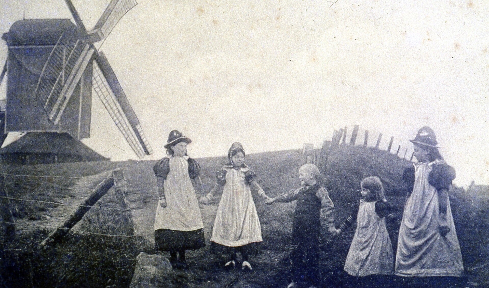 De Huizer Molen op een oude foto. Jaartal en personen op de foto zijn nog onbekend. Wie dat weet kan ons mailen!