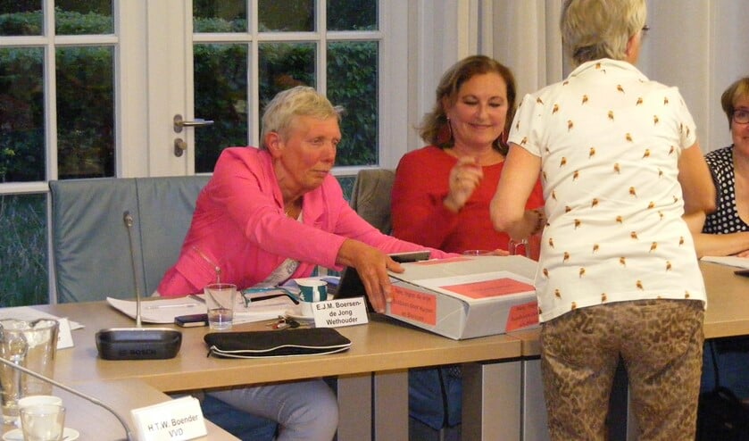 Wethouder Liesbeth Boersen van Blaricum neemt de handtekeningen tegen de vrije busbaan in ontvangst.
