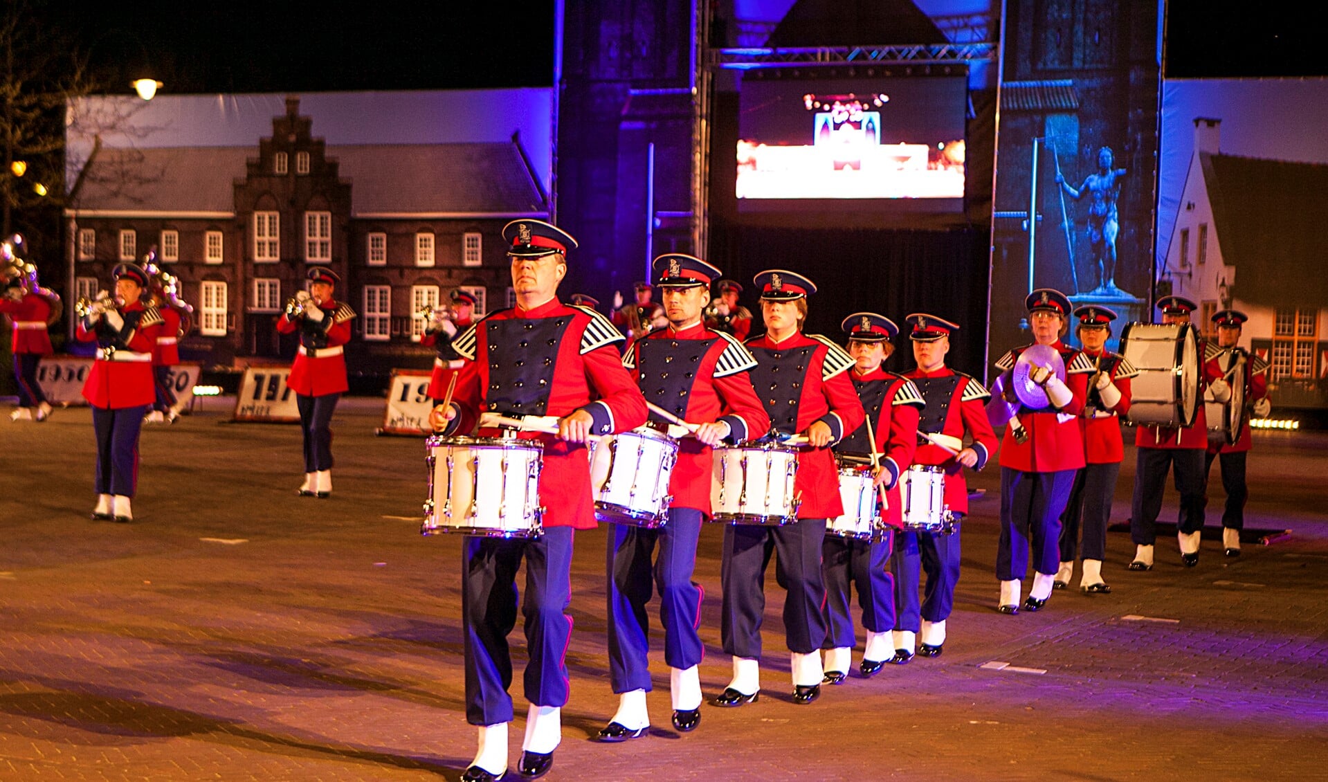 MCC presenteert het nieuwe uniform bij de taptoe op het kermisterrein.