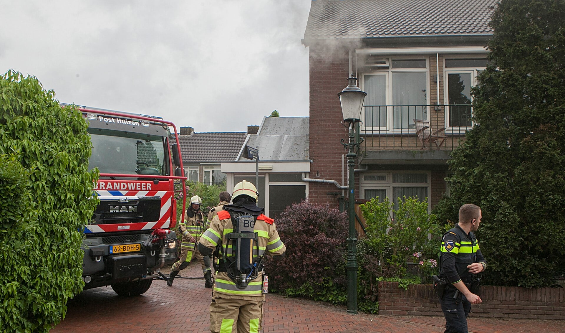 De brandweer schaalde de brand op naar middelbrand toen bij aankomst bleek dat aan beide kanten van de woning rookwolken naar buiten kwamen.