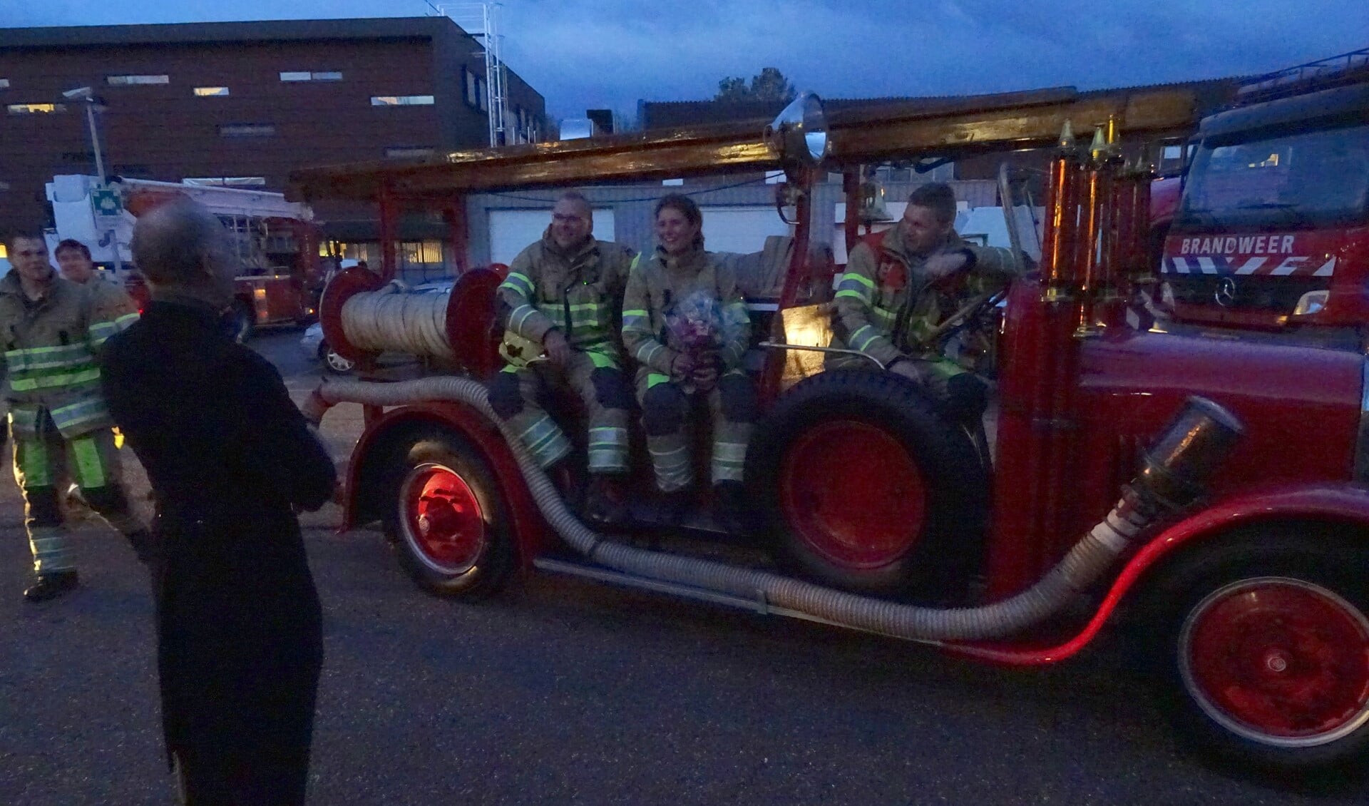 Met de oude brandweerwagen werd het kersverse echtpaar opgehaald op de oefenavond.