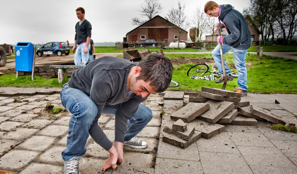 2011: Jongeren knappen zelf skatebaan Aetsveld op.