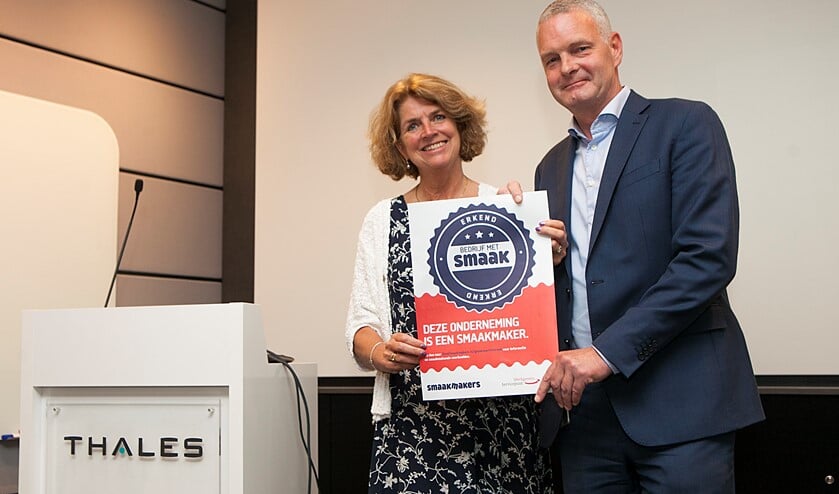 Wethouder Janny Bakker overhandigt het compliment aan 'smaakmaker' Thales.