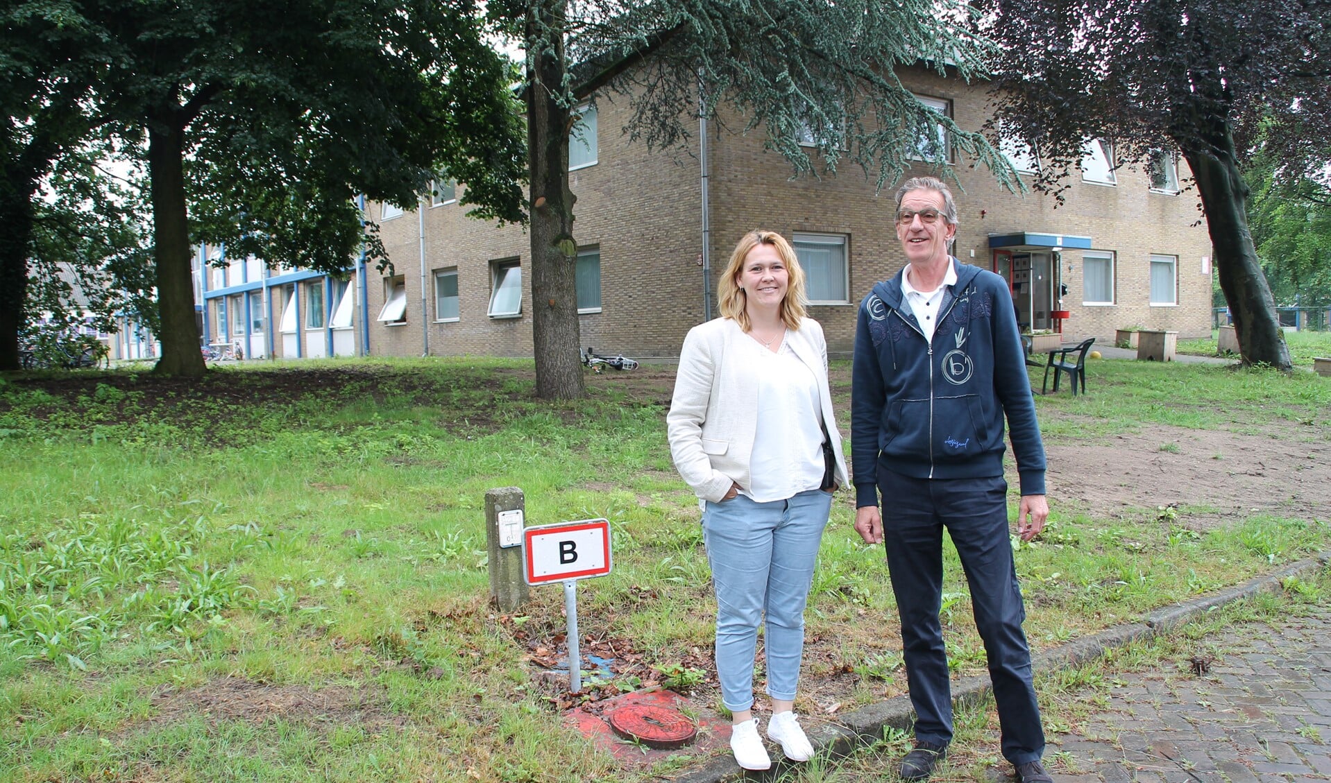 Angela Fine, locatiemanager van AZC Laren, en Jaap Smuling, vrijwilligerscoördinator van de gemeente Laren.