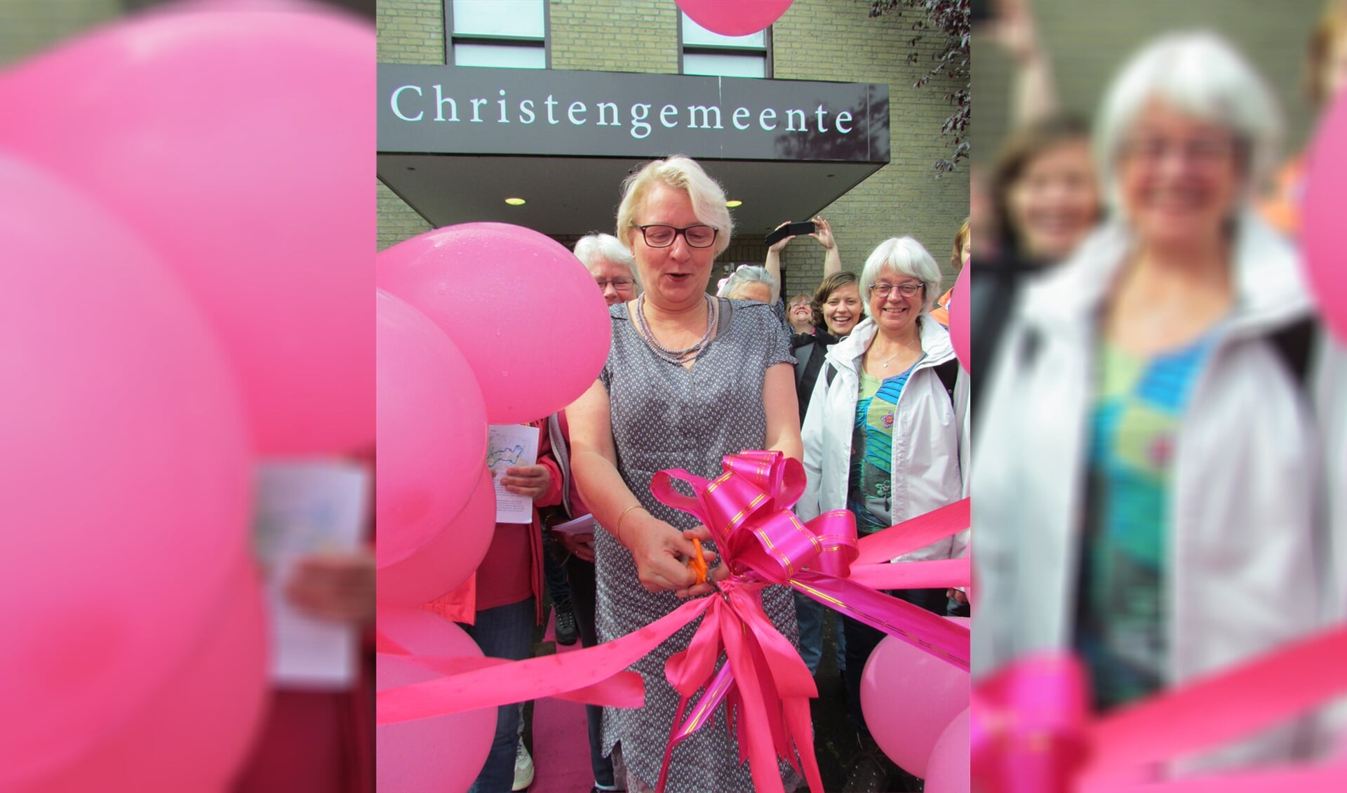 Wethouder Marianne Verhage knipte als start een roze lint door.