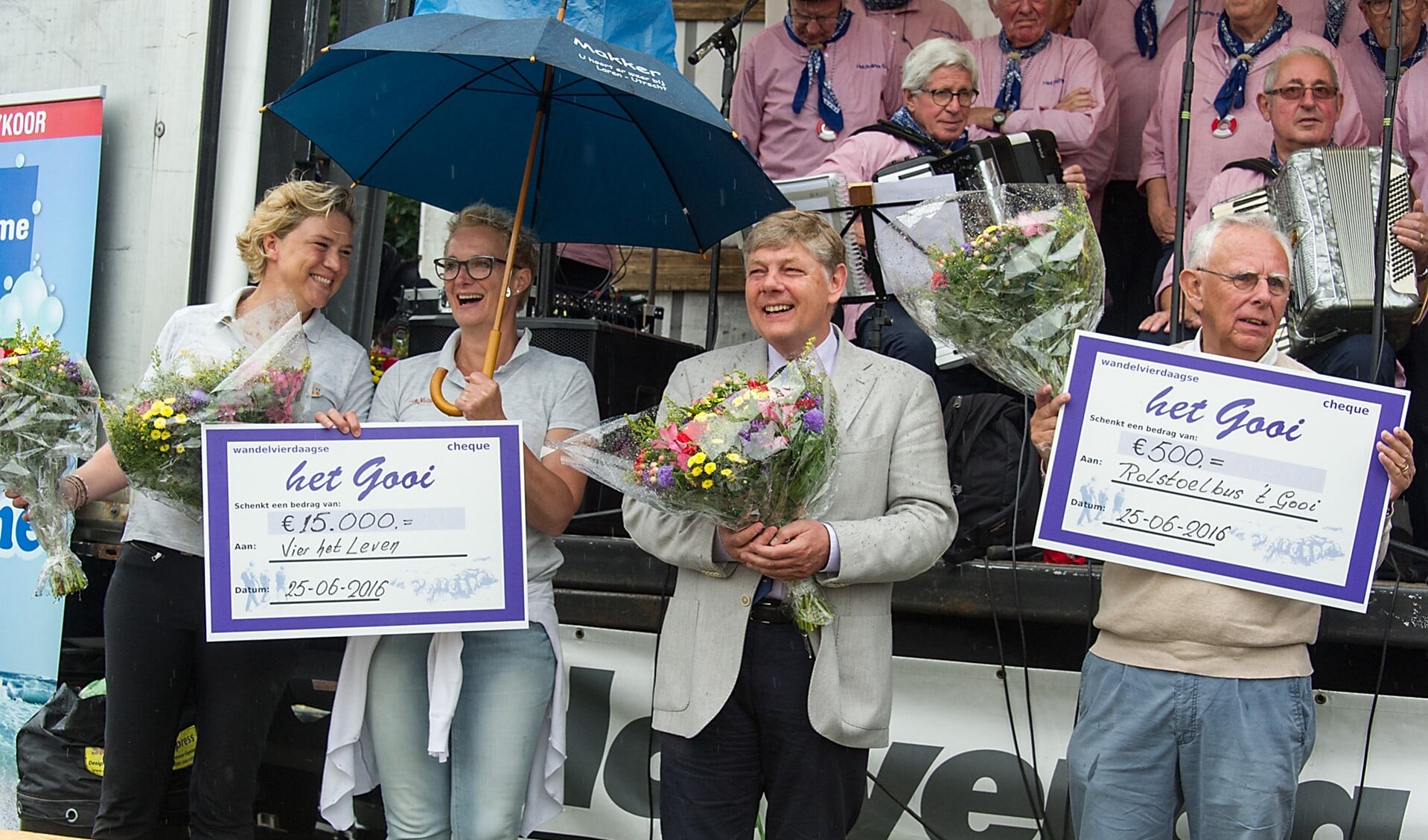 Burgemeester Elbert Roest mocht namens de organisatie de cheques aan het goede doel overhandigen. (foto: Harry Trienekens)