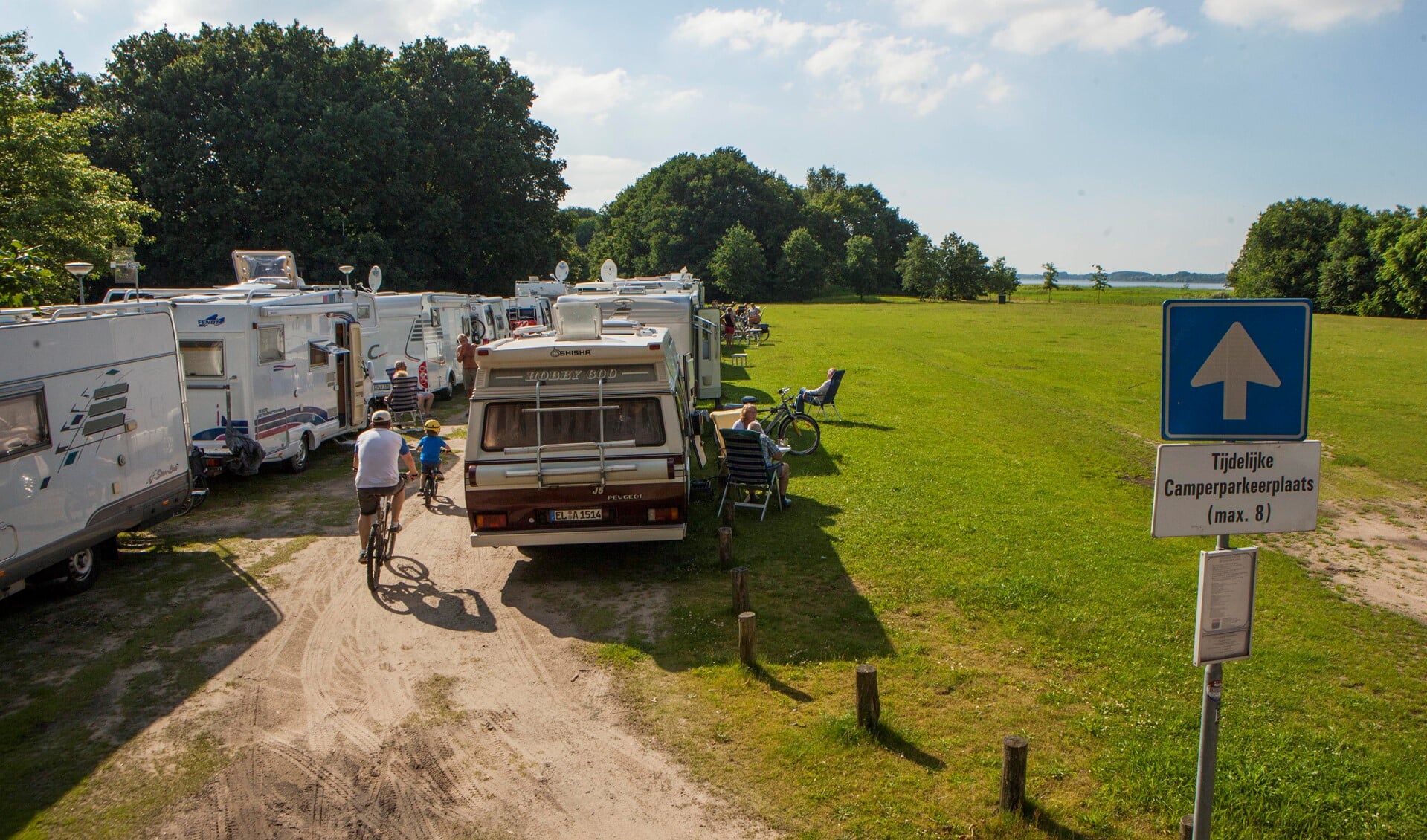 Er staan regelmatig meer dan 8 campers en daardoor kan de 1,5 meter afstand ook niet in acht worden genomen.