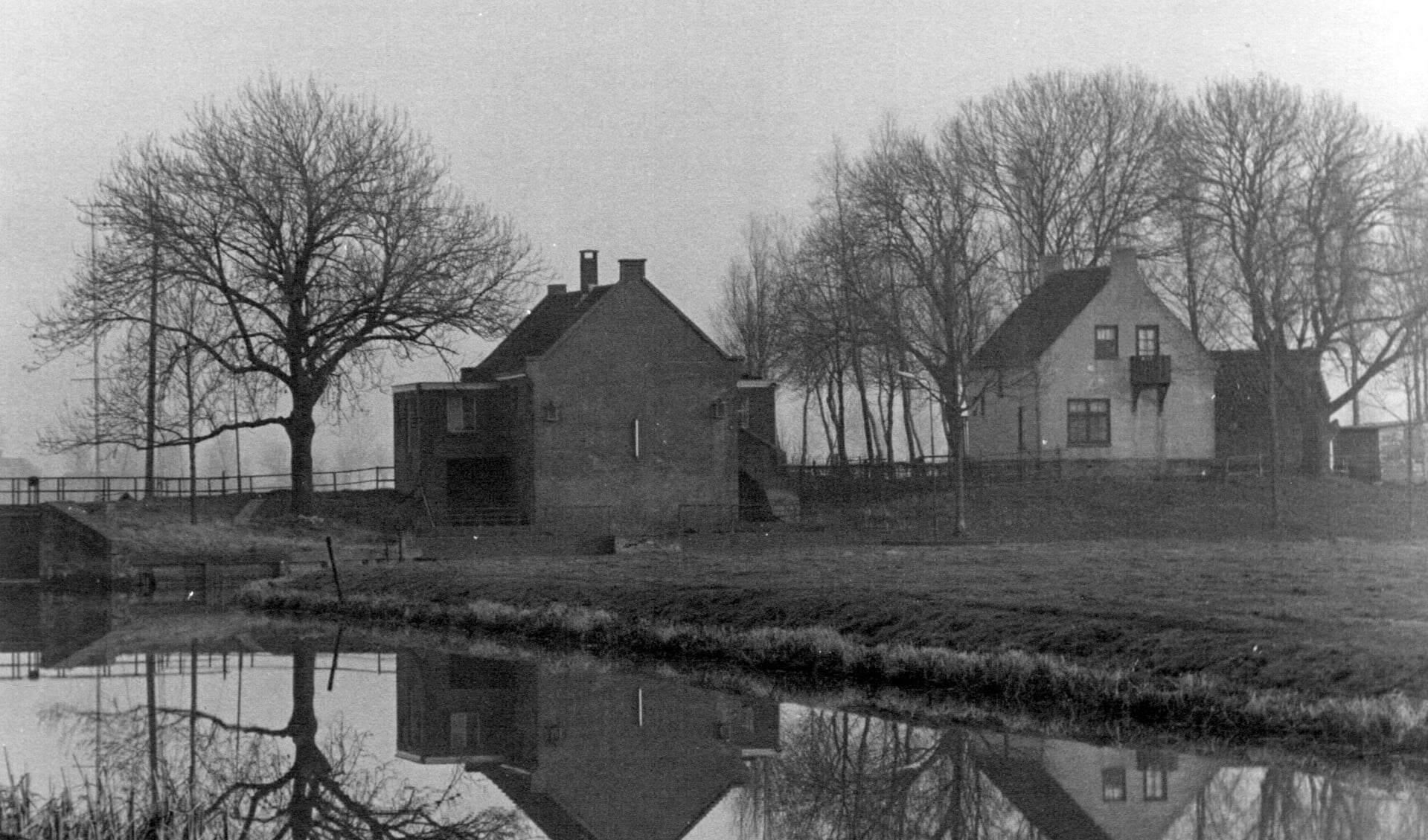 Op de plek rechts waar nu het witte huisje staat, stond tot 1883 de molen.