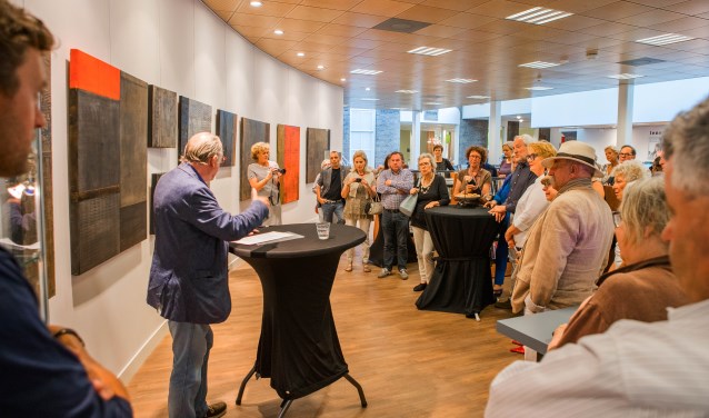 Leo Janssen opent de jubileumexpositie van Paul van Rij. (foto's: Bastiaan Miché)