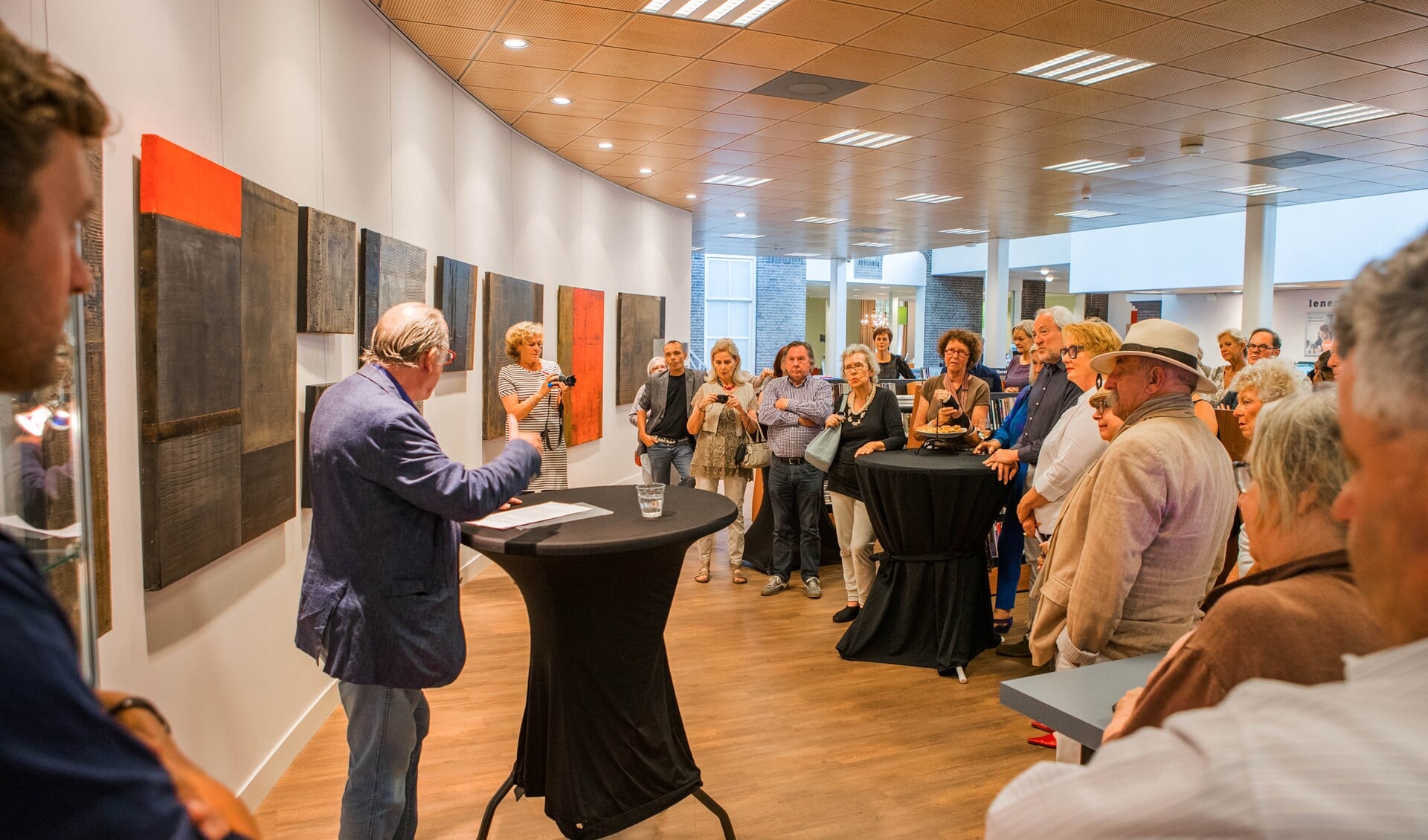 Leo Janssen opent de jubileumexpositie van Paul van Rij. (foto's: Bastiaan Miché)